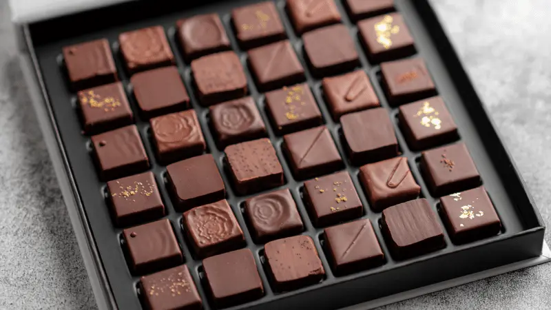 Coffret Assortiment Bonbons de Chocolat NOIR ET LAIT - 12 pièces